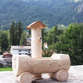 Kunstvoller Alpin Baumstamm Brunnen-Trog aus Holz -...