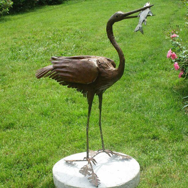 Gartenfigur Metall - Reiher mit Fisch - Egretta