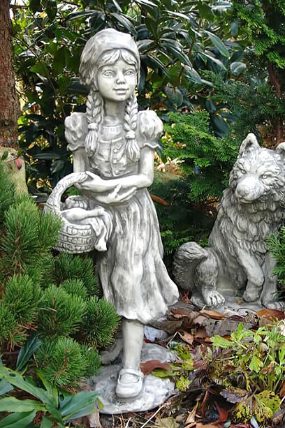 Mädchen Skulptur mit Korb aus Steinguss - Viseria