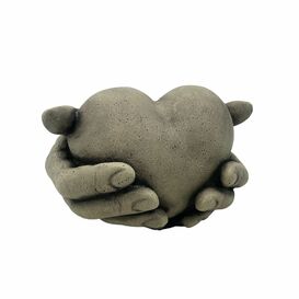Das Herz in den Händen - antikgrauer Stein - Cordis Manu
