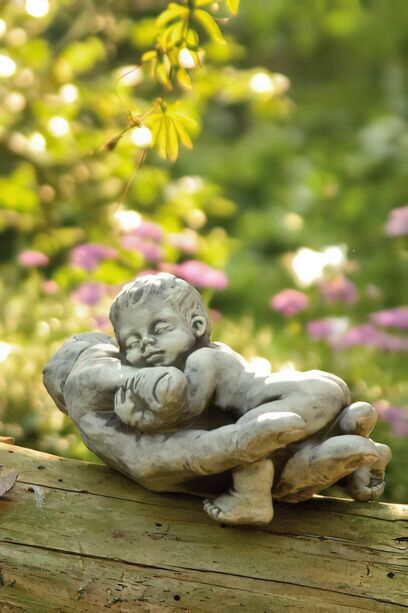 Steinfigur Kind mit Hand schlafend in antikgrau - Finnus