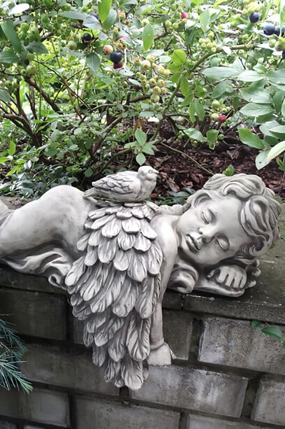 Schlafender Engel aus Stein als Gartendekoration - Angelus Columba