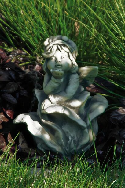 Wichtel Stein Gartenfigur mit Rosenblte - Phineus Rosas