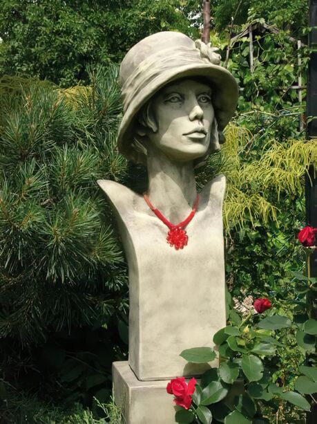 Romantische Garten Steinbste - Frau mit Hut - Grete