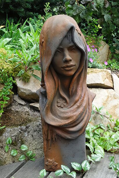 Schne Gartenskulptur - Frauen Bste aus Stein - Jolanda / Eisenoxid