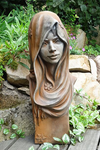 Schne Gartenskulptur - Frauen Bste aus Stein - Jolanda / Rost