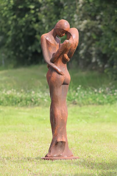 Edle Garten Skulptur aus Stein - Mann und Frau - Carissimi / Eisenoxid