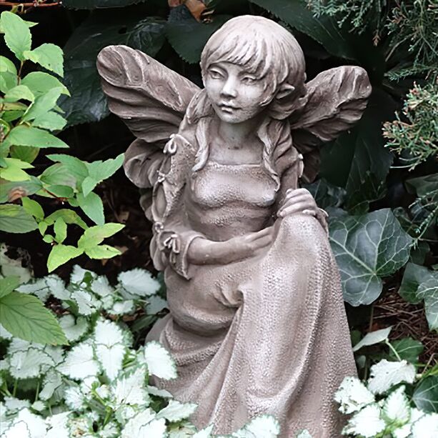 Sitzende Stein Elfe als Gartenfigur - antikgrau - Livia