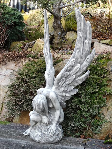 Stilvolle Engel Gartenfigur aus Stein - sitzend - Ambriel