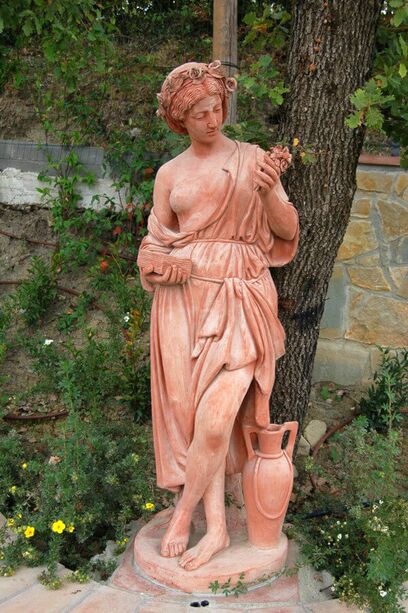 Frauen Skulptur mit Rosenkranz und Krug - Eudokia