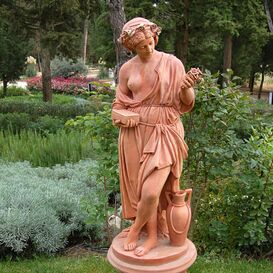 Frauen Skulptur mit Rosenkranz und Krug - Eudokia