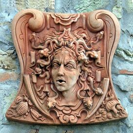 Mystisches Relief aus robuster Terracotta - Medusa