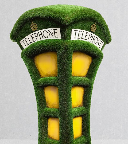 Groe Telefonzelle als Gartenplastik - Formschnitt Kunststoff - Umbraculum