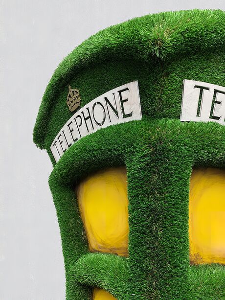 Groe Telefonzelle als Gartenplastik - Formschnitt Kunststoff - Umbraculum