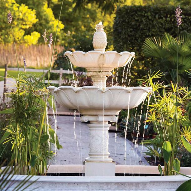 Kaskadenbrunnen aus Stein - florales Design - Hare Manor