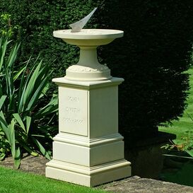 Stein Stand Sonnenuhr mit Gravur und Sockel - Cenwulf Park