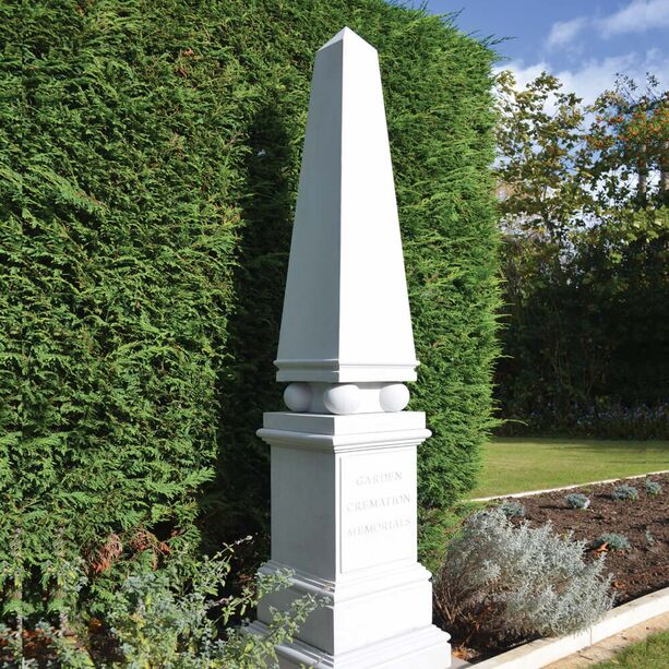 Obelisk aus Sandsteinguss mit Sockel zur Gravur - Berthun Park