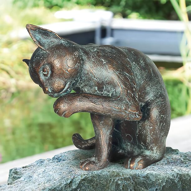 Sitzende Katze aus Bronze als Gartenfigur - Katze putzend