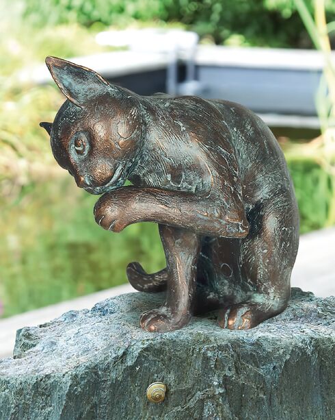 Sitzende Katze aus Bronze als Gartenfigur - Katze putzend