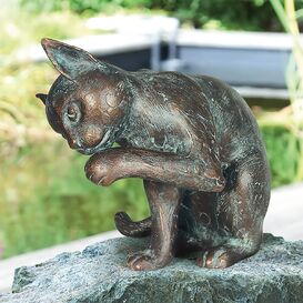 Sitzende Katze aus Bronze als Gartenfigur - Katze putzend