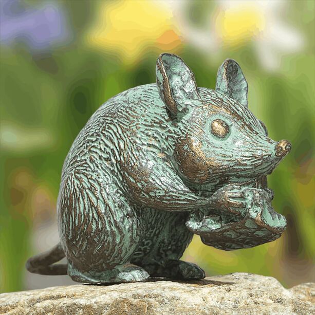 Kleine Bronze Mausfigur fr den Garten- sitzend - Maus mit Kse