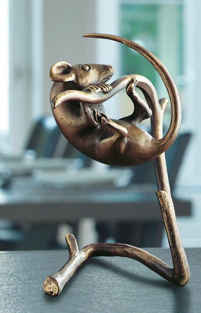Robuste Bronze Museskulptur fr den Garten - Maus mit Zweig