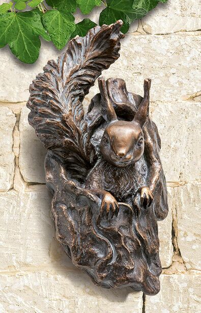 Wand Bronzeskulptur Eichhrnchen mit Kobel - Hrnchen mit Nest