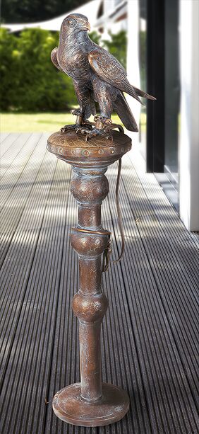 Outdoor Vogelskulptur aus Bronze mit Patina - Falke mit Pflock
