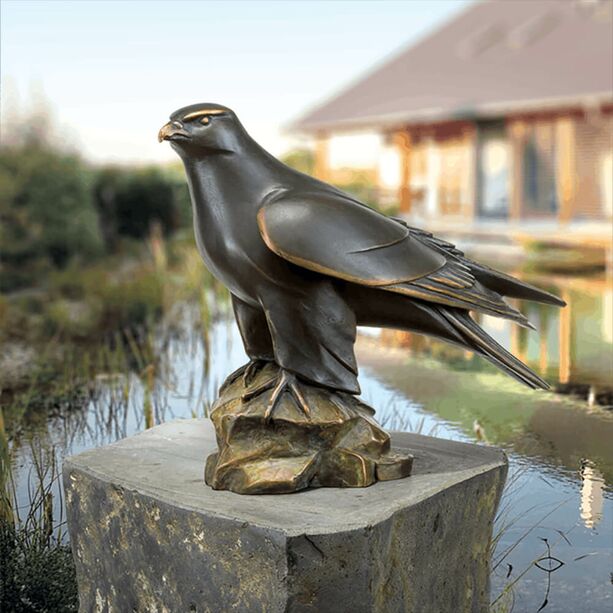 Mnnlicher Falke aus Bronze als Gartenfigur - Gerfalke