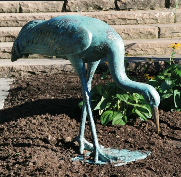 Gartenfigur Bronze Kranich mit grner Patina - Kranich fressend