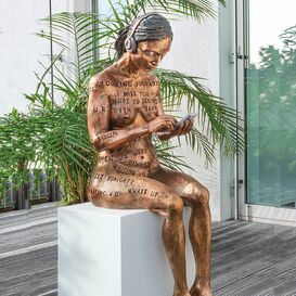 Frau Bronze Aktfigur mit Handy und Kopfhrer - Online...