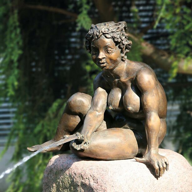 Bronze Aktfigur Mdchen mit Frosch Wasserspeier - Mdchen mit Frosch