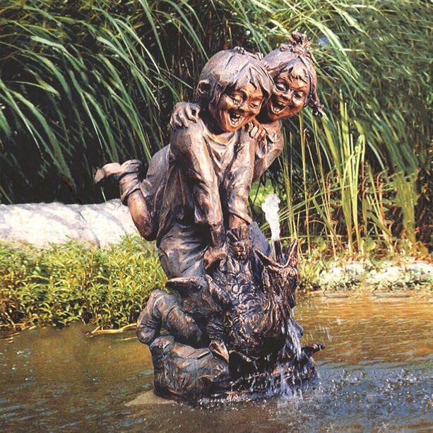 Spielende Kinder auf Wasserspeier - limitierte Bronze - Zwei Kinder auf Gans