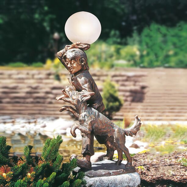 Limitierte Bronzefigur mit Glaskugel - verspielt - Junge mit Hund & Lampe