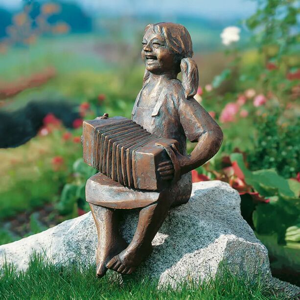 Sitzende Bronzestatue Mdchen mit Harmonika - Harmonikaspielerin