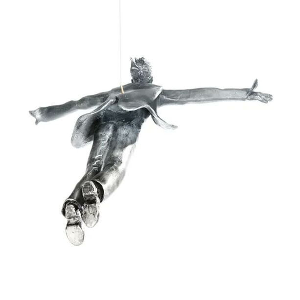 Schwebende Menschenskulpturen aus Aluminium - Freefall (Him)