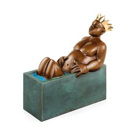 Knig sitzt in Wanne - farbige Bronzeskulptur mit Krone -...