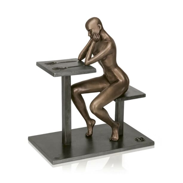 Limitierte Kunstfigur Frau sitzt an Tisch - modern - Empreinte