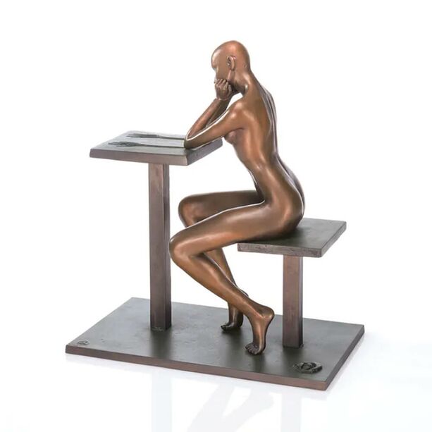 Limitierte Kunstfigur Frau sitzt an Tisch - modern - Empreinte