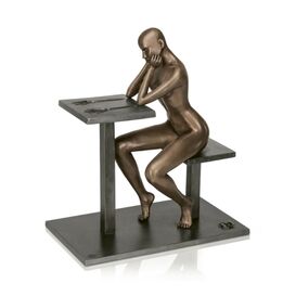 Limitierte Kunstfigur Frau sitzt an Tisch - modern -...