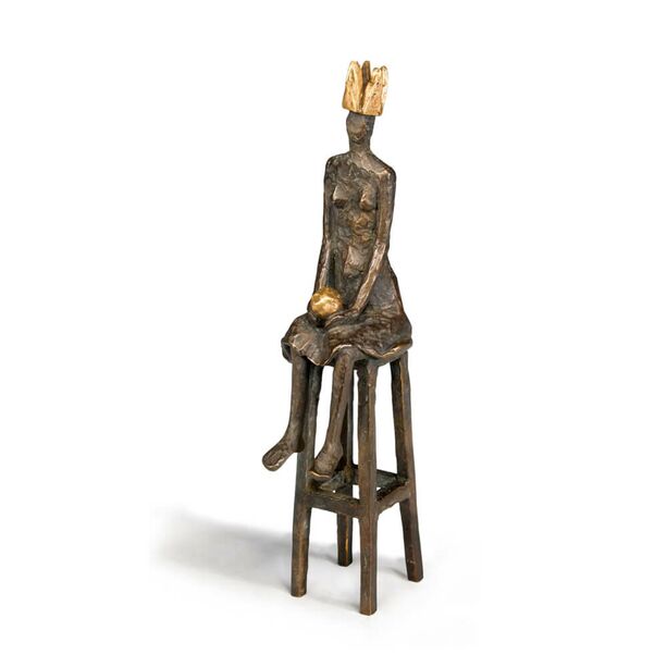 Knigin sitzt auf Hocker - Bronzeskulptur mit Goldkrone - Kleine Knigin