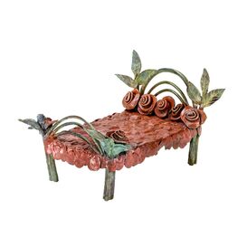 Rotes Bett als Kunstskulptur mit Rosen - Bronze limitiert...