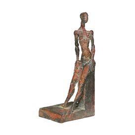 Abstrakte Frauenstatue sitzt auf Stein aus Bronze - Evas...