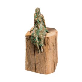 Sitzende Bronze Frauenskulptur mit Holzsockel - Der...