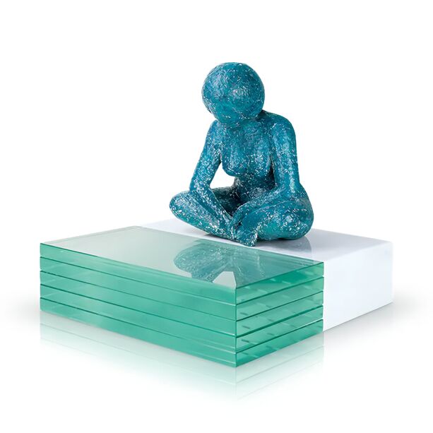 Frau schaut ins Wasser - Bronzefigur mit Glas und Stein - Lake Tranquility