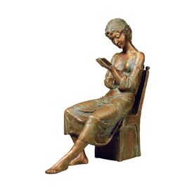 Frau sitzt auf Stuhl und liest als limitierte Bronzefigur...