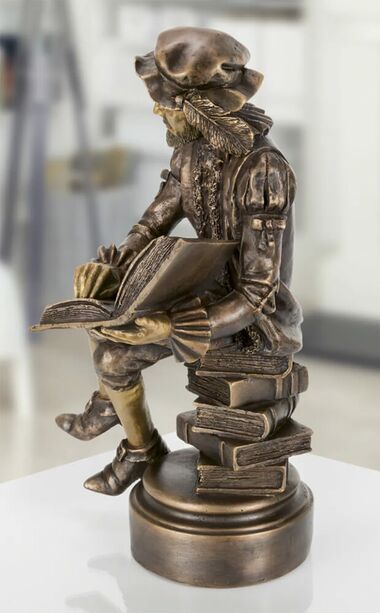 Lesende Mannskulptur auf Bcherpodest aus Bronze - Advokat