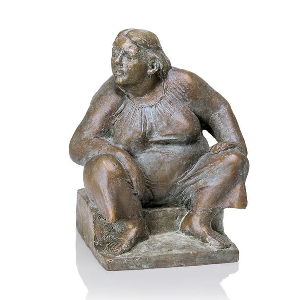 Frau sitzt auf Treppe - Bronzefigur aus limitierter Edition - Hockende