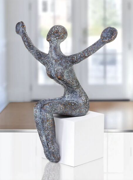Stilistische Frauenskulptur als Kantendeko - Bronze - Sitting Woman