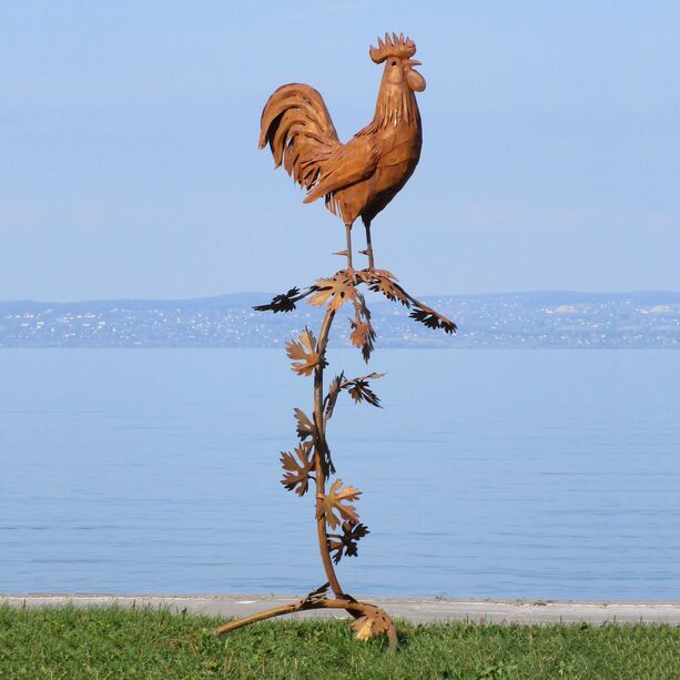 Gartenfigur Hahn auf Ast aus rostigem Stahl - Gallus